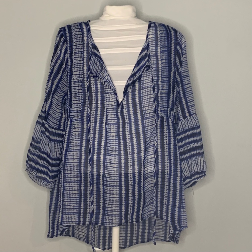 Trendy sheer printed tunic with bubble 3/4 sleeves.
